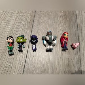 Lot of 6 Teen Titan mini figures.
